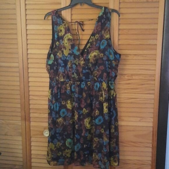Forever21+ VNeckline Sleeveless Empire Waist Dress Size 3X - Picture 2 of 4